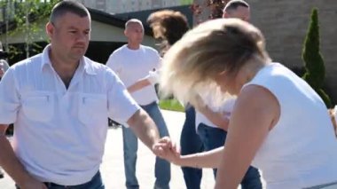 Bachata dansını sahneledi. Sokaklarda dans eden bir grup insan aynı hareketleri sergiledi. Beyaz Gömlekli, kot pantolonlu ve farklı yaşlarda genç insanlar. Enerji hayatı sever. Yumuşak seksi Latin dans hareketleri