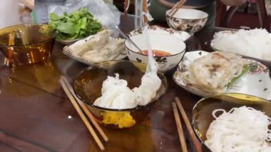 Vietnam yahnisi, pirinç vermicelli ya da hazır erişte ve sebzeli ye. Pirinç vermicelli Vietnam. Ev yemeği servisi.