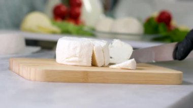 Peynir fabrikası peynir hazırlıyor. Yumuşak peynir üretimi için dolgu kalıpları. Peynir kurusıkı tuzlu suya batırılmış. Mozzarella Caciocavalo