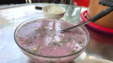 Vietnam yemeği, pirinçli egzotik yemekler. Sebzeli Taro Vietnamlı mor çorba