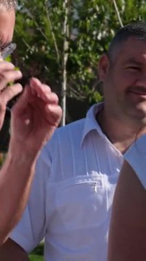 Şirketten bir kız al, kızı kenara çek. Üç adam konuşuyor, biri siyah saçlı bir kızla çıkıyor, biri gözlük takıp gidiyor. Birlikte gidiyoruz.
