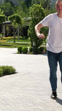 Bir erkek ve bir kız kol kola yürür ve kameraya bakar, poz verir, gülümser, göz göze gelir, cadde boyunca birkaç yürüyüş yapar. Aşık olmak, cinsellik, yetişkinler, gençler.