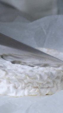 Mutfakta, koruyucu saç şapkasının önünde peynir hazırlayan bir kadın. Peyniri saf ineklerin sevgisiyle hazırla süt ve keçilerin sütüyle.