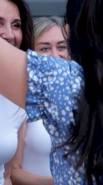 Mutlu çeşitli arkadaşlar, buluşmaya gelen erkek arkadaşa kucak açar. Çok ırklı arkadaş grubu kucaklaşır, gülen adama sarılır. Yumruk tokuşturur, öğrencilerin kavuşması. çok ırklı dostluk
