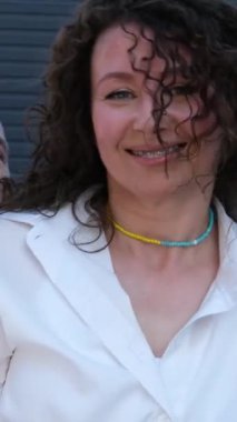 Bir çift insan, bir adam, orta yaşlı bir kadın, oynaşıyor, dans ediyor, sarılıyor, hassas duygular, dokunuyor, iletişim kuruyor, kameraya bakıyor, dans ediyor, ışık hareketleri yapıyor. bachata