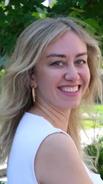 Yakından bakınca, genç bir kadının alt yüzü, gülümsüyor. Gösteriş yapan dişler, profesyonel diş hekimliği hizmetleri, beyazlatma prosedürleri, gargara ürünleri. ad