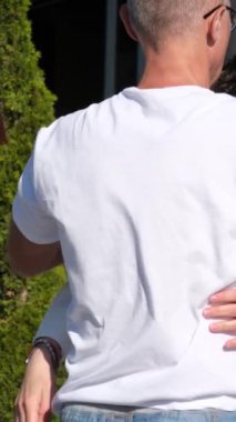 Bachata dansını sahneledi. Sokaklarda dans eden bir grup insan aynı hareketleri sergiledi. Beyaz Gömlekli, kot pantolonlu ve farklı yaşlarda genç insanlar. Enerji hayatı sever. Yumuşak seksi Latin dans hareketleri