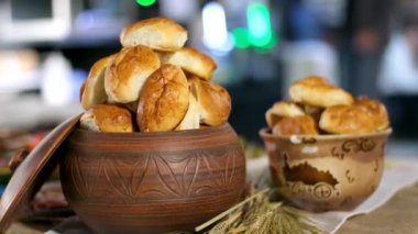 Kil çömlekteki turtalar. Büyükanne turtaları fırında pişiyor.