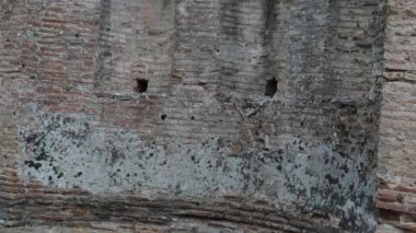Arnavutluk 'taki Butrint veya Butrinto Ulusal Parkı' ndaki arkeolojik kalıntıları ziyaret eden bir turist. 