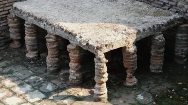 Arnavutluk 'taki Butrint veya Butrinto Ulusal Parkı arkeolojik kalıntılarında Büyük Bazilika' yı ziyaret eden bir turist. 