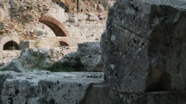 Arnavutluk 'taki Butrint veya Butrinto Ulusal Parkı arkeolojik kalıntılarında Büyük Bazilika' yı ziyaret eden bir turist. 
