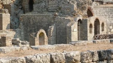 Arnavutluk 'taki Butrint veya Butrinto Ulusal Parkı arkeolojik kalıntılarında Büyük Bazilika' yı ziyaret eden bir turist. 