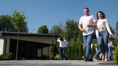 Bir çift kameranın önünden geçer, adam kıza dans desteği verir, eğilir, kenara çekilir. Kız güzel dans ayakkabılarıyla bacağını büker. Dans desteği