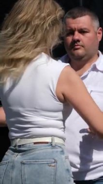 Bachata dansını sahneledi. Sokaklarda dans eden bir grup insan aynı hareketleri sergiledi. Beyaz Gömlekli, kot pantolonlu ve farklı yaşlarda genç insanlar. Enerji hayatı sever. Yumuşak seksi Latin dans hareketleri
