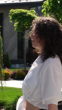 Bachata dansını sahneledi. Sokaklarda dans eden bir grup insan aynı hareketleri sergiledi. Beyaz Gömlekli, kot pantolonlu ve farklı yaşlarda genç insanlar. Enerji hayatı sever. Yumuşak seksi Latin dans hareketleri