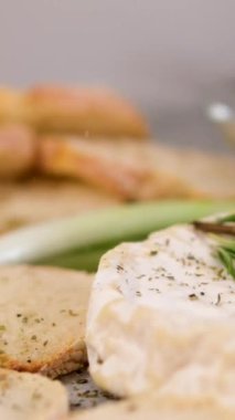 Peynir fabrikası peynir hazırlıyor. Yumuşak peynir üretimi için dolgu kalıpları. Peynir kurusıkı tuzlu suya batırılmış. Mozzarella Caciocavalo