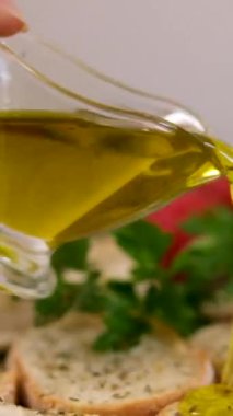 Peynir fabrikası peynir hazırlıyor. Yumuşak peynir üretimi için dolgu kalıpları. Peynir kurusıkı tuzlu suya batırılmış. Mozzarella Caciocavalo