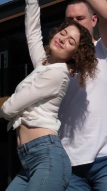 Dans et, dans et. Çok güzel bir kız gülüyor, içtenlikle gülümsüyor, bir çiftte bachata dansı yapıyor, Latin Amerika yakın plan dans ediyor,