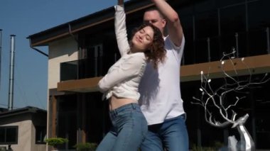 Dans et, dans et. Çok güzel bir kız gülüyor, içtenlikle gülümsüyor, bir çiftte bachata dansı yapıyor, Latin Amerika yakın plan dans ediyor,