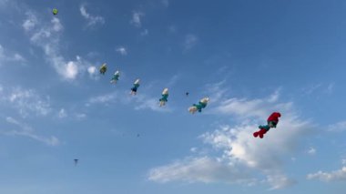 Balonlar gökyüzüne karşı. Toplar Şirinler