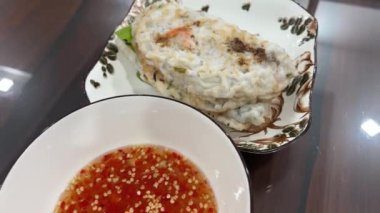 Vietnam yumurtalı krep ve kırmızı biber ve sarımsaklı balık sosu. Akşam yemeği evde.