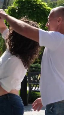 Şehir Festivali insanları sokakta dans etmeyi seviyor, açık havada dans eğitmenliği yaptıktan sonra kalabalık hareketleri tekrarlıyor. Bachata sokak dansı.