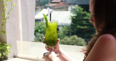 Yeşil kumkat. Bir bardak taze limonata çayı..