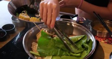 İspanyol paella 'sı. Sokak yemeği festivali. Geleneksel İspanyol yemekleri. Yakın mesafeden deniz mahsullü pilav. Ispanaklı, mısırlı ve kaynamış tavalı vermicelli pilav pişirmek
