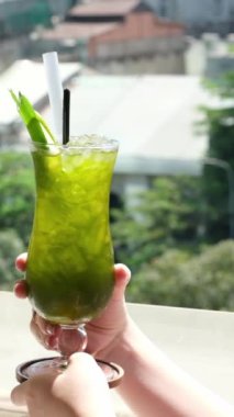 Yeşil kumkat. Bir bardak taze limonata çayı..