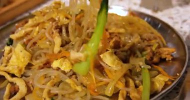  Yakın plan Yum Yumurtası Baharatlı Vermicelli ve Deniz Ürünleri Salatası.