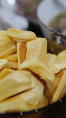 Siyah kasede Jackfruit. Beyaz bir masaya yerleştirilmiş.