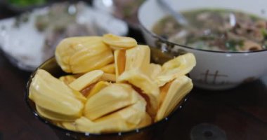 Siyah kasede Jackfruit. Beyaz bir masaya yerleştirilmiş.