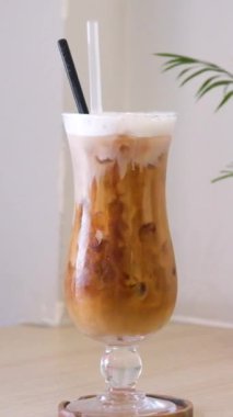 Meyve suyu ve kahve, masada tatlı. Buzlu latte.