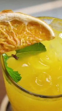 Buzlu lezzetli bir içecekteki nane yaprağı. Dekorasyon için kurutulmuş portakal suyu.