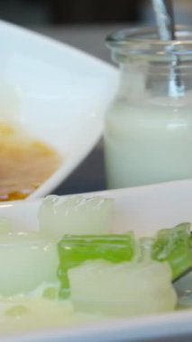 Tatlı olarak hindistan cevizi bazlı şurupta küçük siyah ve yeşil jöle kalıpları karıştırmak. Bireysel fincanlara servis hazırlığı. Ev yapımı tarif. Asya 'da reçel