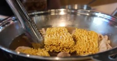 Vermicelli konteynırda, zevk ve zevk anları. Vermicelli için hızlı bir hazırlık. Hazır şehriye çorbası.