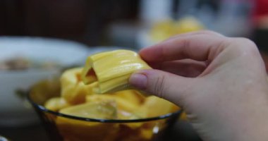 Siyah kasede Jackfruit. Beyaz bir masaya yerleştirilmiş.