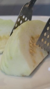 Guava 'ya yakın çekim, ağaçların dalında asılı duran guava' ların sepet görüntülerini içeriyor. Guava meyvesi asıyorum. Guava 'ları kapatın. Sağlıklı gıda konsepti. Guava. Guavas Tre 'de Olgun Tropikal Meyve Guava