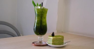 Ispanak, kivi, spirulina ve kumkatlı yeşil kumquat. Restoranda Maccha keki ve yeşil içecek.