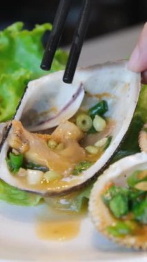 Sarımsak soslu ve kişniş soslu fırında midye. Kabuklu deniz hayvanı al.