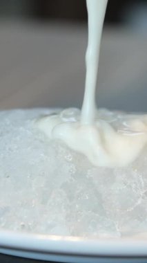 Omurgaya beyaz krema sürerken daha fazla un ve renkleri karıştırın. Buzlu yoğurt hazırlayın.