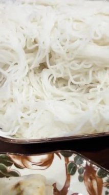 Vietnam yahnisi, pirinç vermicelli ya da hazır erişte ve sebzeli ye. Pirinç vermicelli Vietnam. Ev yemeği servisi.