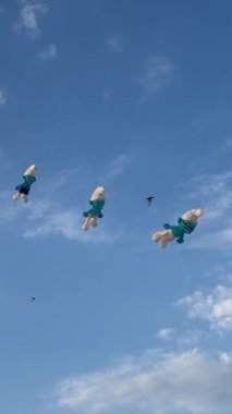 Balonlar gökyüzüne karşı. Toplar Şirinler