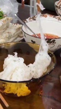 Vietnam yahnisi, pirinç vermicelli ya da hazır erişte ve sebzeli ye. Pirinç vermicelli Vietnam. Ev yemeği servisi.