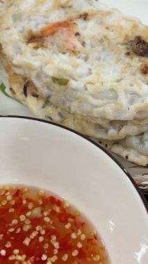 Vietnam yumurtalı krep ve kırmızı biber ve sarımsaklı balık sosu. Akşam yemeği evde.