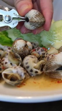 Kaynar suda midye pişirmek. Siyah bir arka planda. kabuk açıcı deniz ürünleri