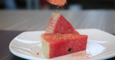 Karpuz üzerine kırmızı biber serpin. İki parça meyve.