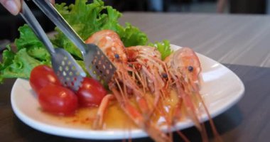 Yeşil marullu karides tabağı. Küçük kırmızı kiraz domatesleri