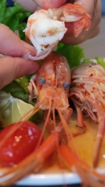 Karidesi elle soy. Yeşil marullu karides tabağı. Küçük kırmızı kiraz domatesleri