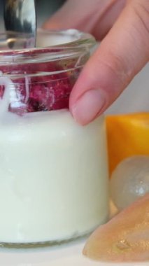 Ejderha meyvesinin mor renginde meyveli yoğurt karıştırıcı lezzet ekler. Doğal yiyecek. diyet